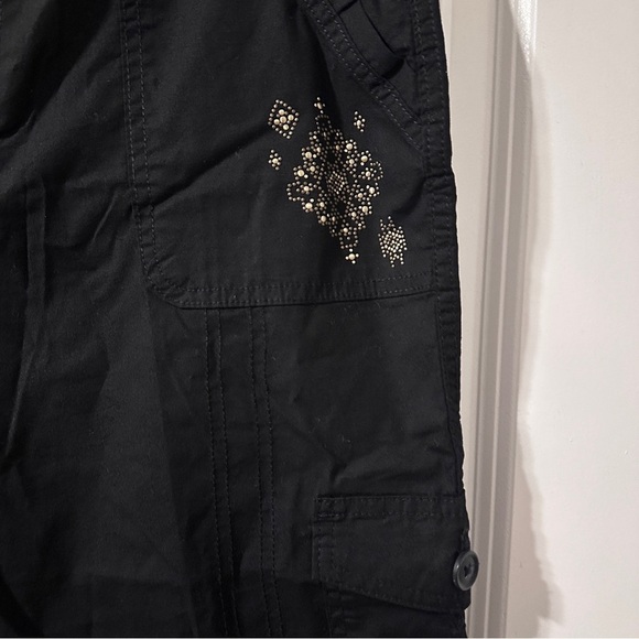 NWT St. John’s Bay Black Studded Mid-Rise Capri Cargo Pants Women’s Size 12 Y2K - Picture 7 of 13